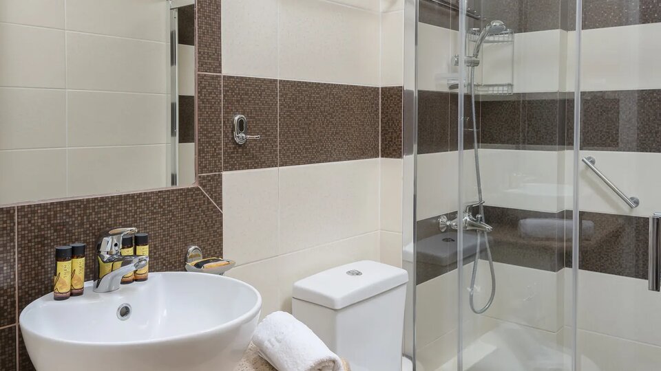 Tiara Holidays - Oasis Apartments - Family Apartment with Balcony - bathroom